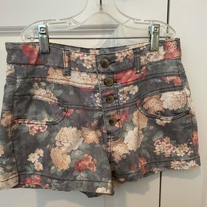 COPY - High-waisted shorts
